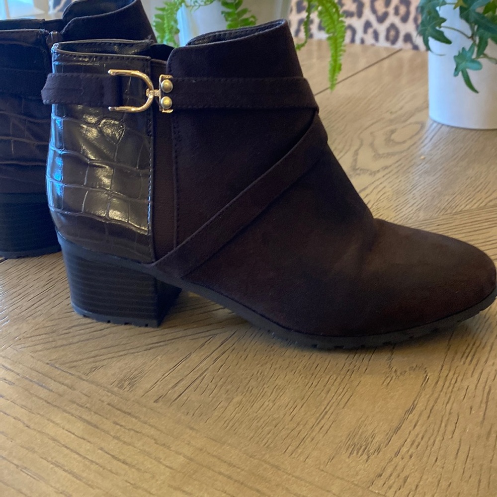 Beautiful casual comfortable boot.Bearly worn like new.